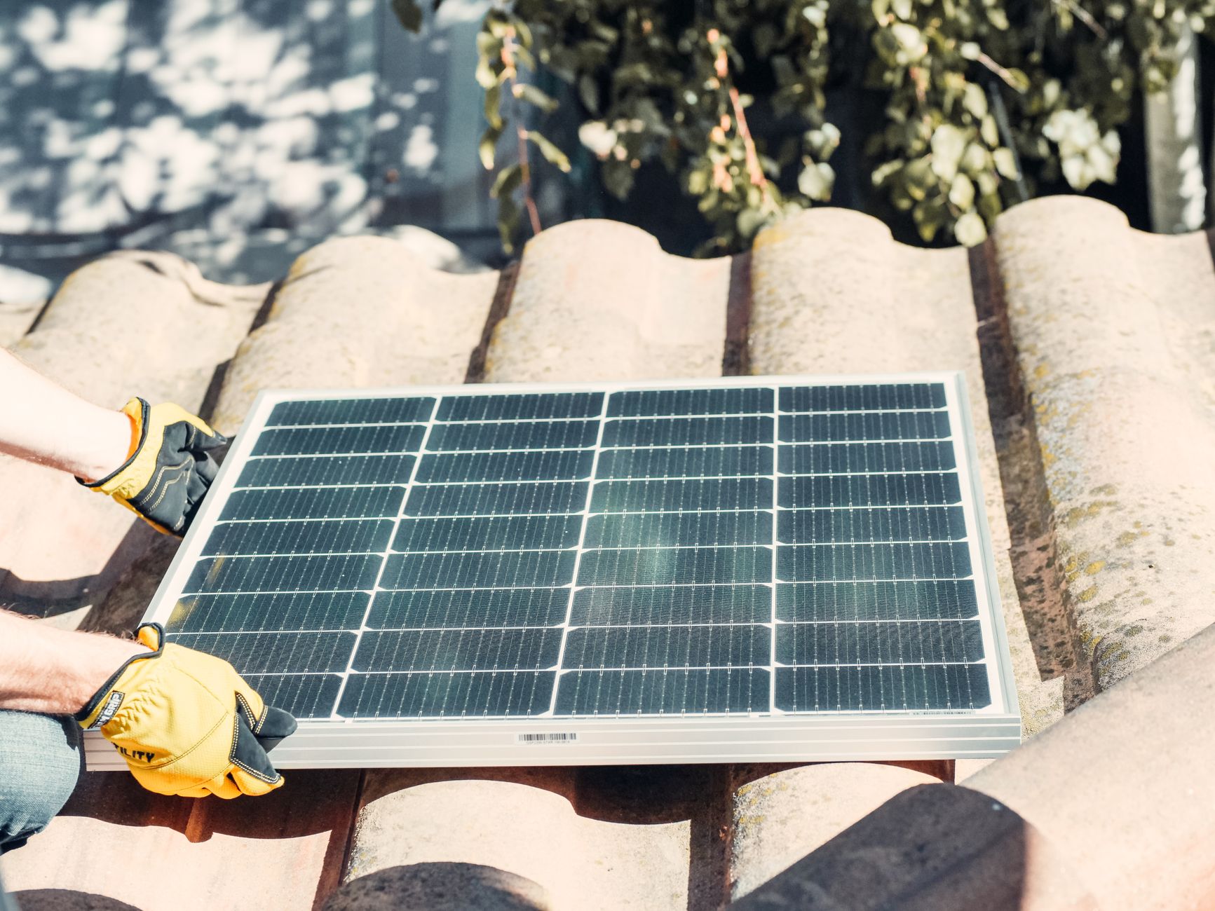 Installateur panneaux solaires équipe à Colombes